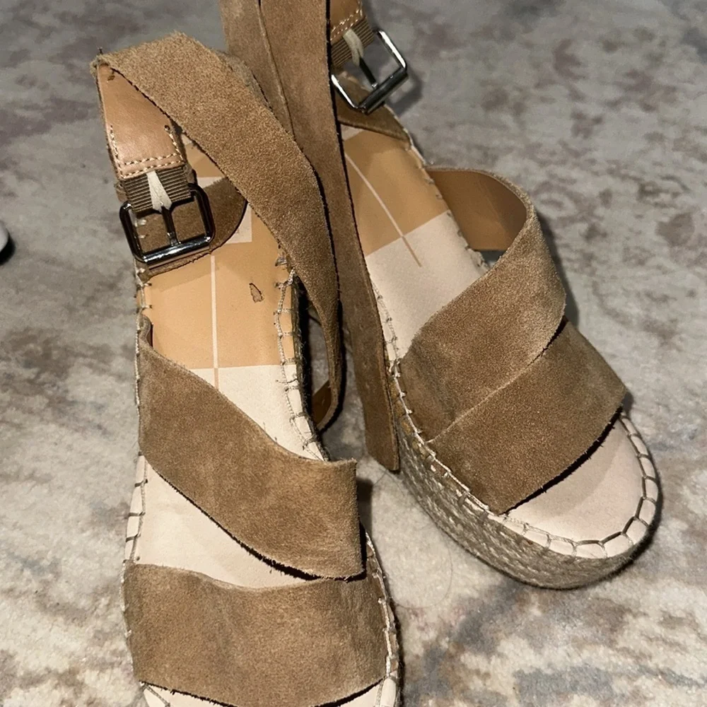 NWOB Dolce Vita Shayla Wedge Sandal Women's Size 9.5 M Saddle Caramel‎ Tan Suede